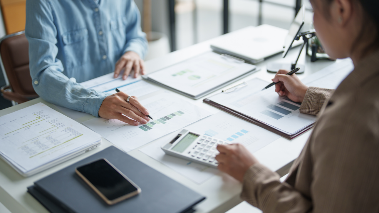 Twee medewerkers werken aan een administratieve taak