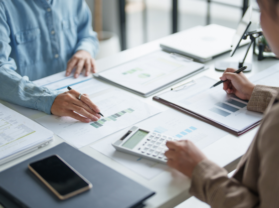 Twee medewerkers werken aan een administratieve taak