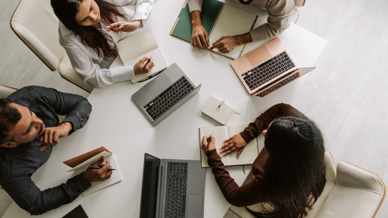 Adviseurs die documenten of een rapport bestuderen aan een bureau