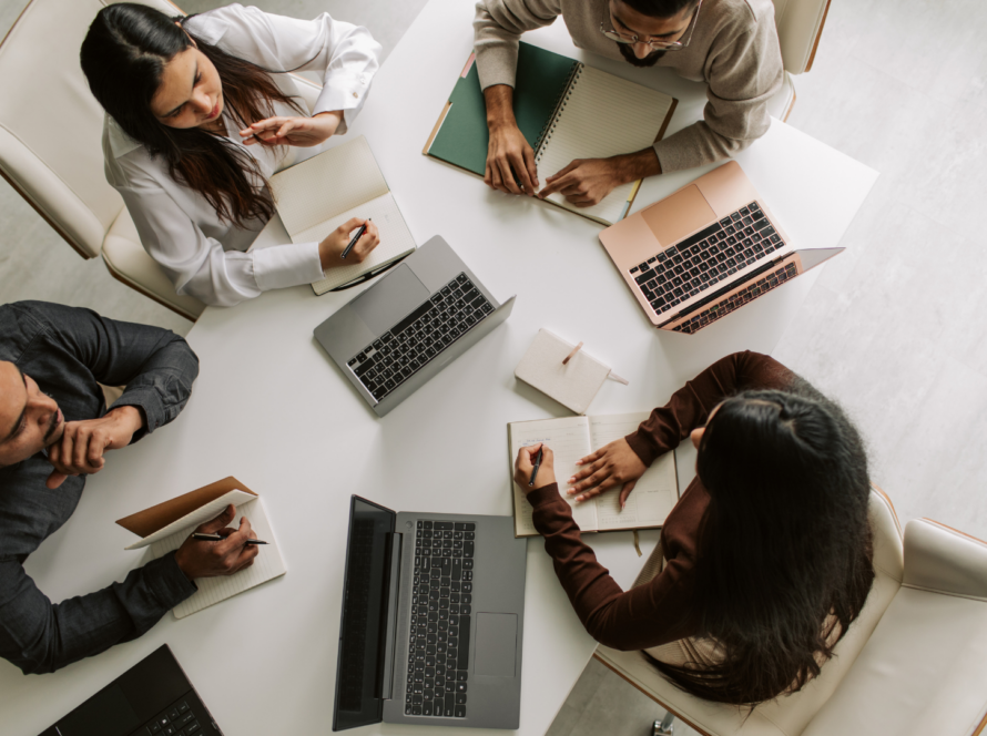 Adviseurs die documenten of een rapport bestuderen aan een bureau