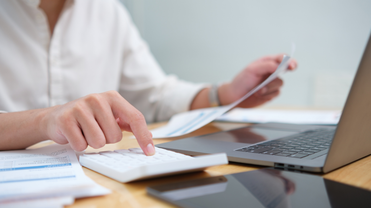 Werkgever bekijkt salarisadministratie aan bureau, in verband met de lage Aof-premie 2026