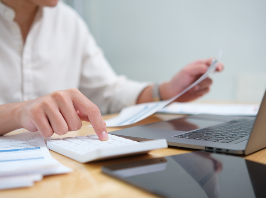 Werkgever bekijkt salarisadministratie aan bureau, in verband met de lage Aof-premie 2026