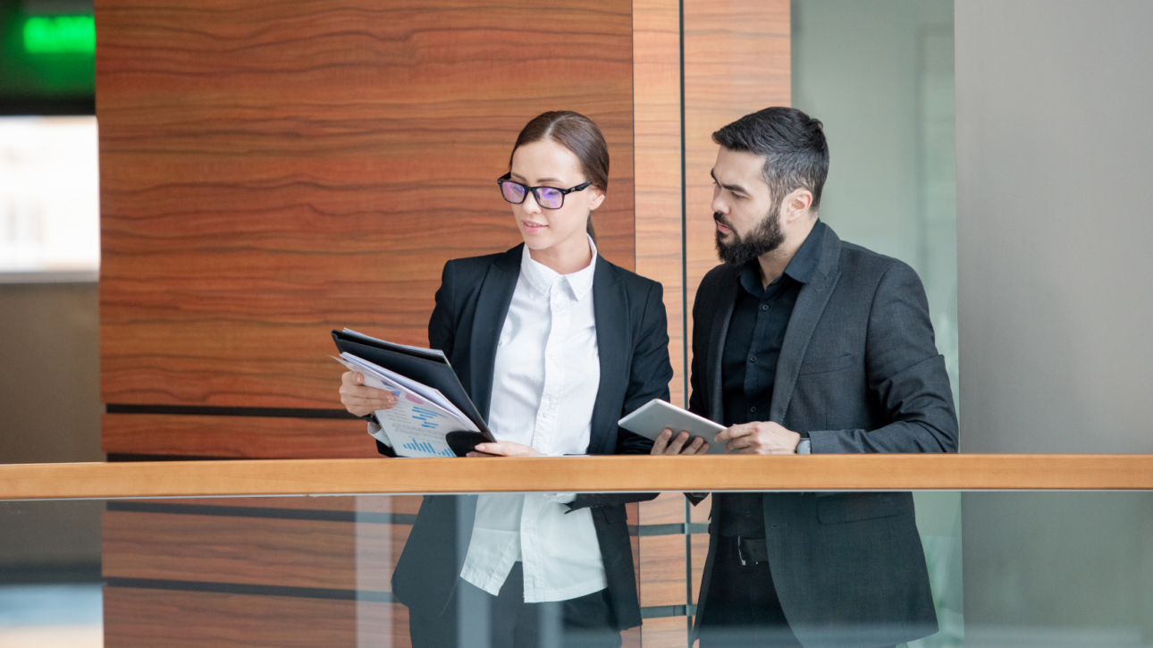 Ondernemers met documenten bij de Kamer van Koophandel