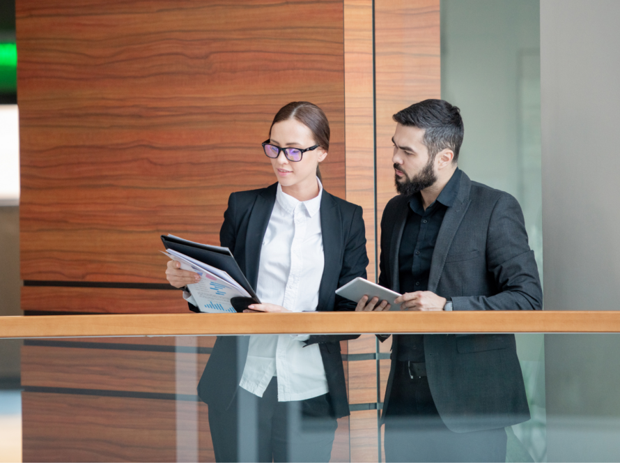 Ondernemers met documenten bij de Kamer van Koophandel