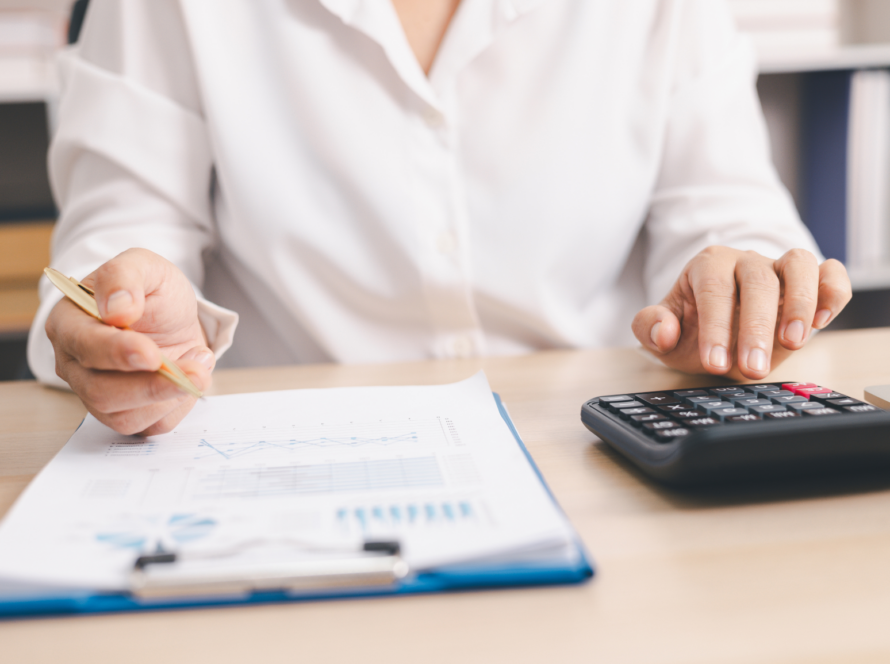 Ondernemer aan bureau met laptop en belastingdocumenten, bezig met de administratie van S&O-uren voor de WBSO-regeling.