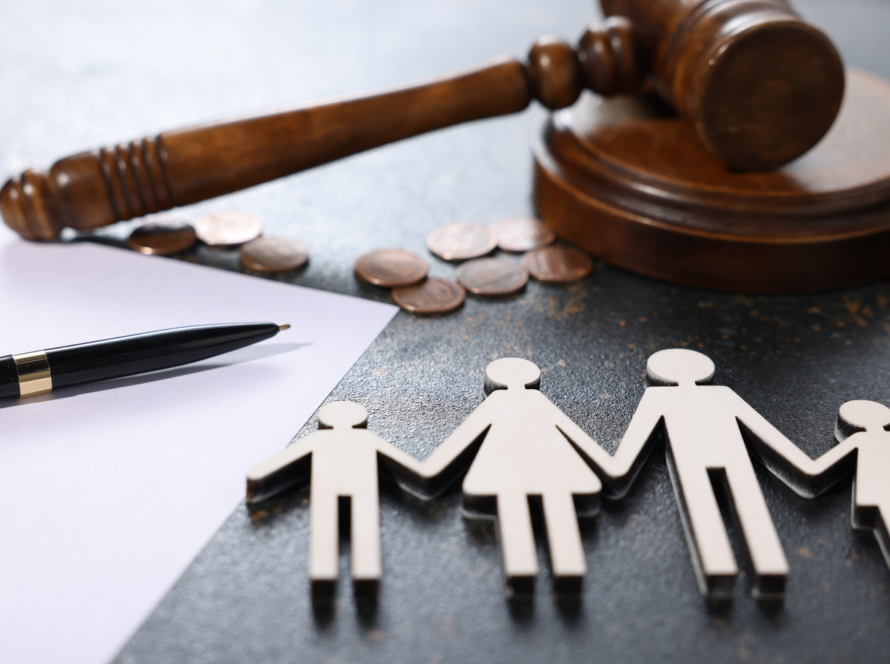 Rechtershamer met gezinsfiguren en munten als symbool voor alimentatie-indexatie