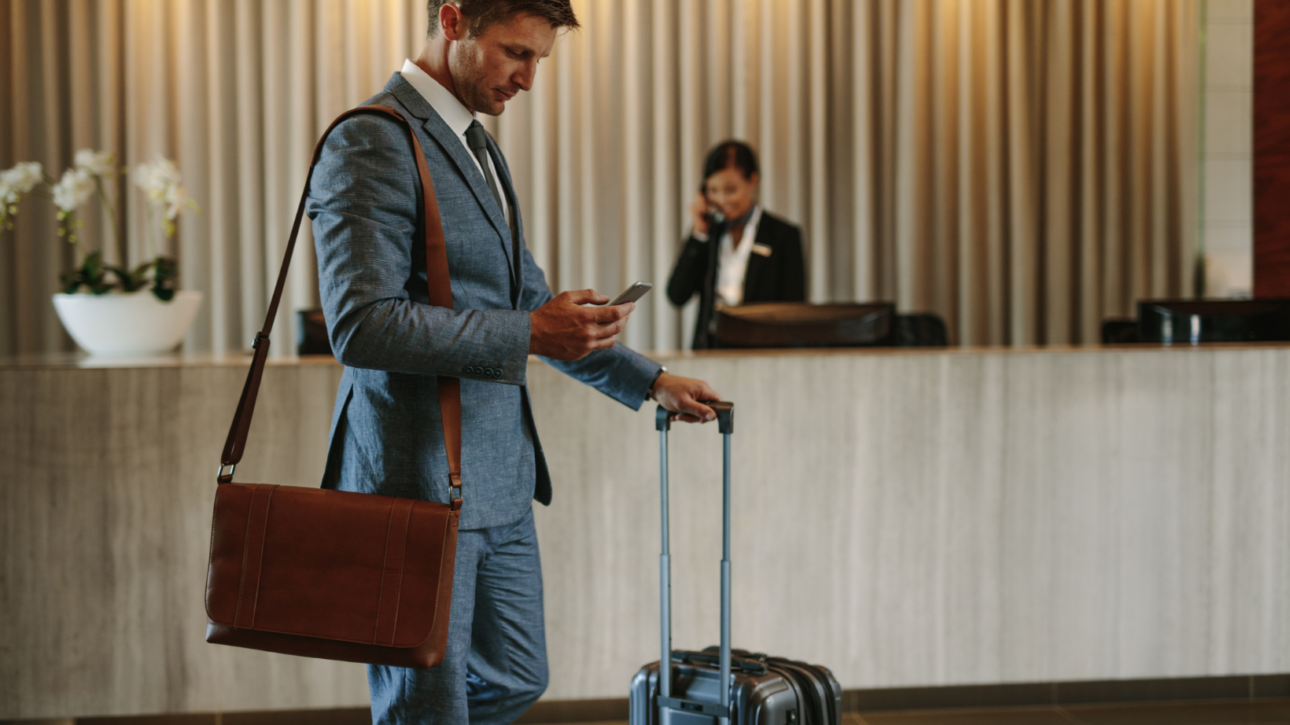 Zakelijke reiziger met koffer, symbool voor verblijfskostenvergoeding bij binnenlandse dienstreizen