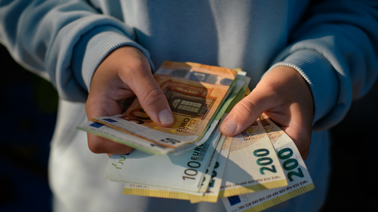 Werknemer met loon als illustratie van het gebruikelijk loon voor de DGA in 2026