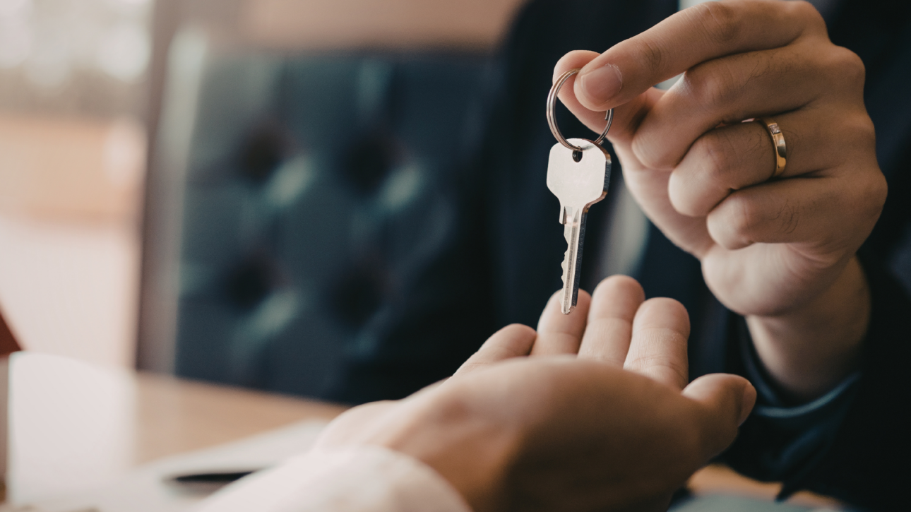 Sleutels van een gemeubileerd appartement als illustratie van tijdelijke verhuur voor korte duur