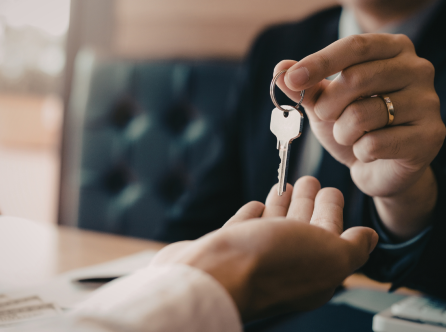 Sleutels van een gemeubileerd appartement als illustratie van tijdelijke verhuur voor korte duur