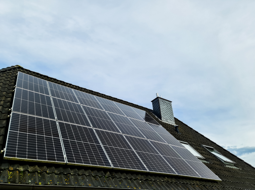 Bedrijfspand met zonnepanelen als illustratie van verplichte energiebesparende maatregelen