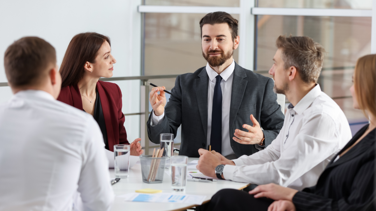 Team op de werkvloer als illustratie van het in dienst nemen van mensen met een arbeidsbeperking