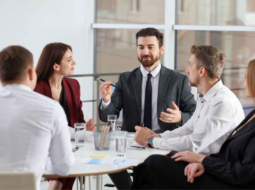 Team op de werkvloer als illustratie van het in dienst nemen van mensen met een arbeidsbeperking