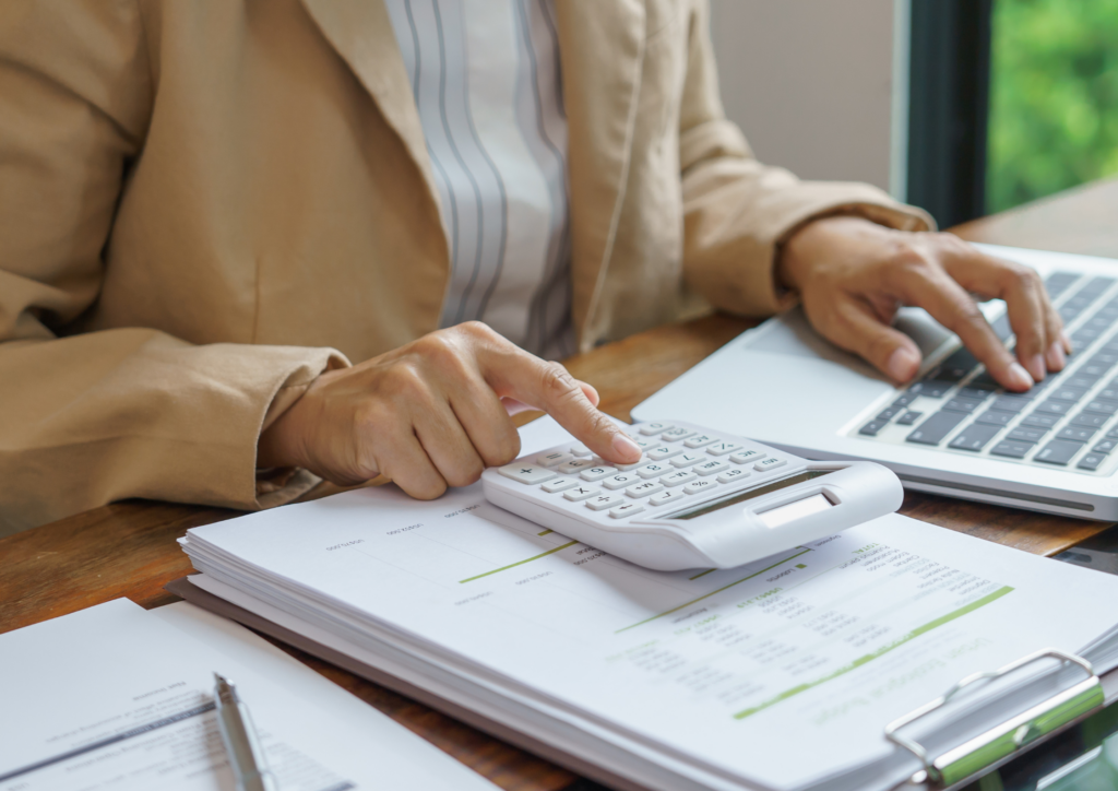 Ondernemer analyseert winstcijfers van zijn B.V. als illustratie van vennootschapsbelasting en fiscale planning.