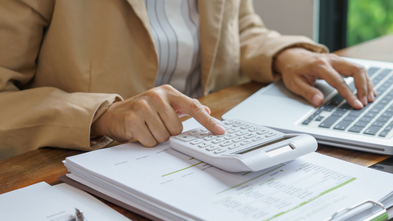 Ondernemer analyseert winstcijfers van zijn B.V. als illustratie van vennootschapsbelasting en fiscale planning.