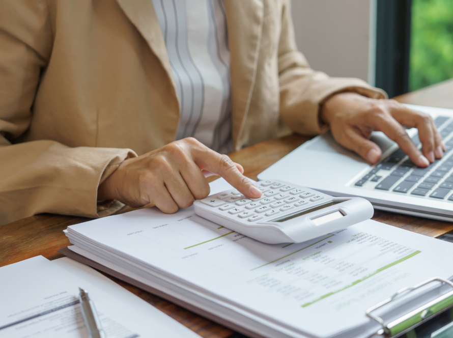Ondernemer analyseert winstcijfers van zijn B.V. als illustratie van vennootschapsbelasting en fiscale planning.