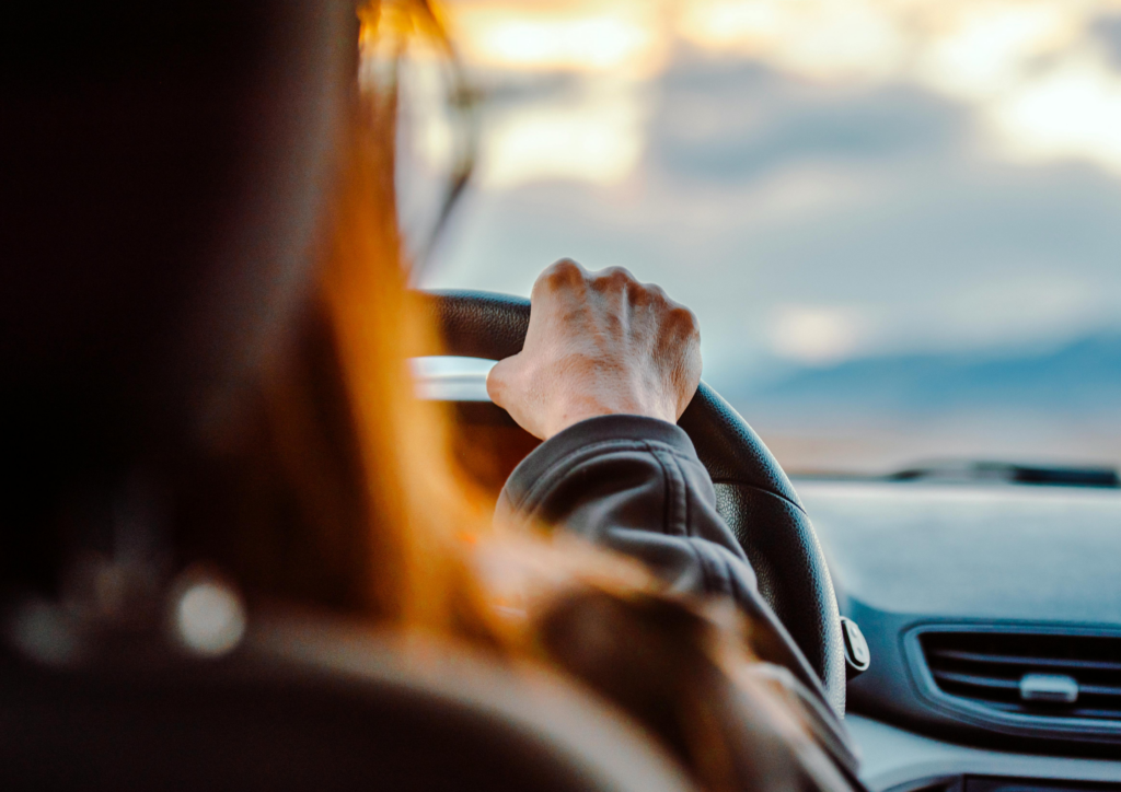 Ondernemer rijdt zakelijke kilometers in eigen auto als illustratie van de onbelaste kilometervergoeding in 2026