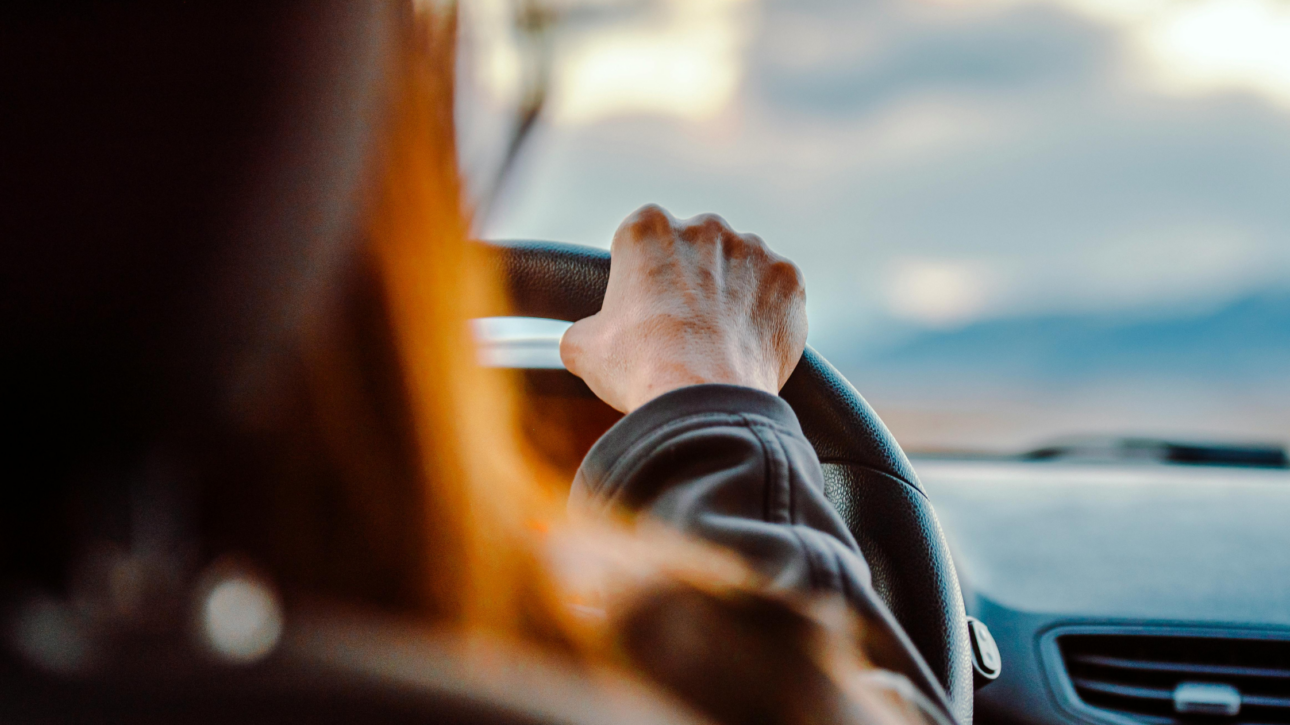 Ondernemer rijdt zakelijke kilometers in eigen auto als illustratie van de onbelaste kilometervergoeding in 2026