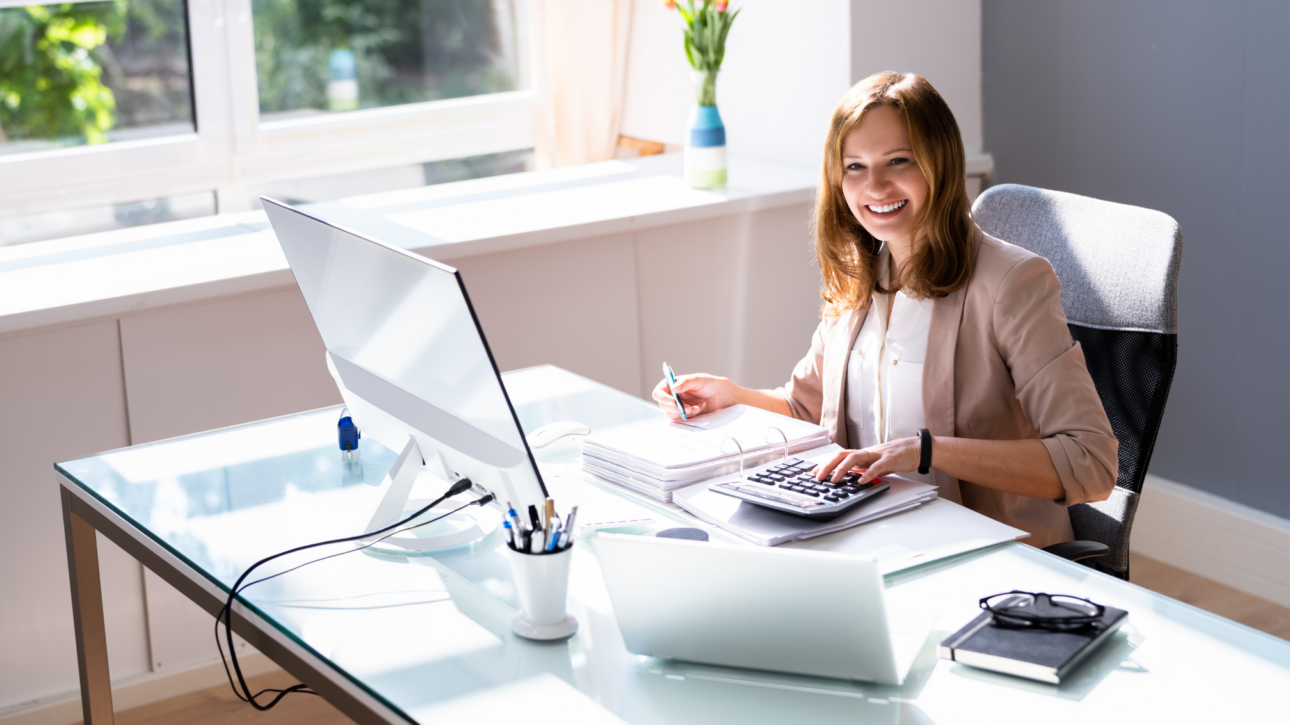 Accountant op kantoor aan het werk