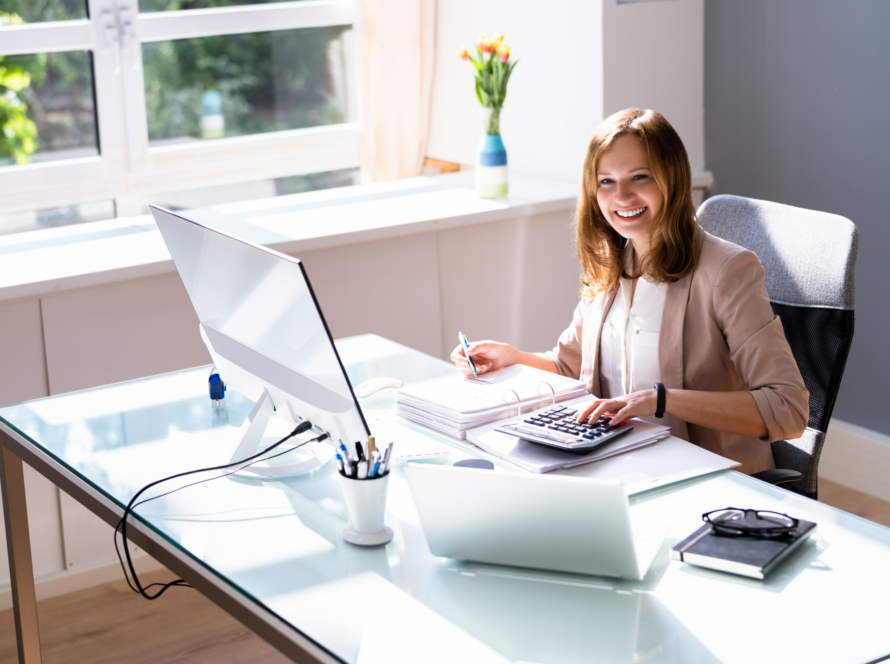 Accountant op kantoor aan het werk