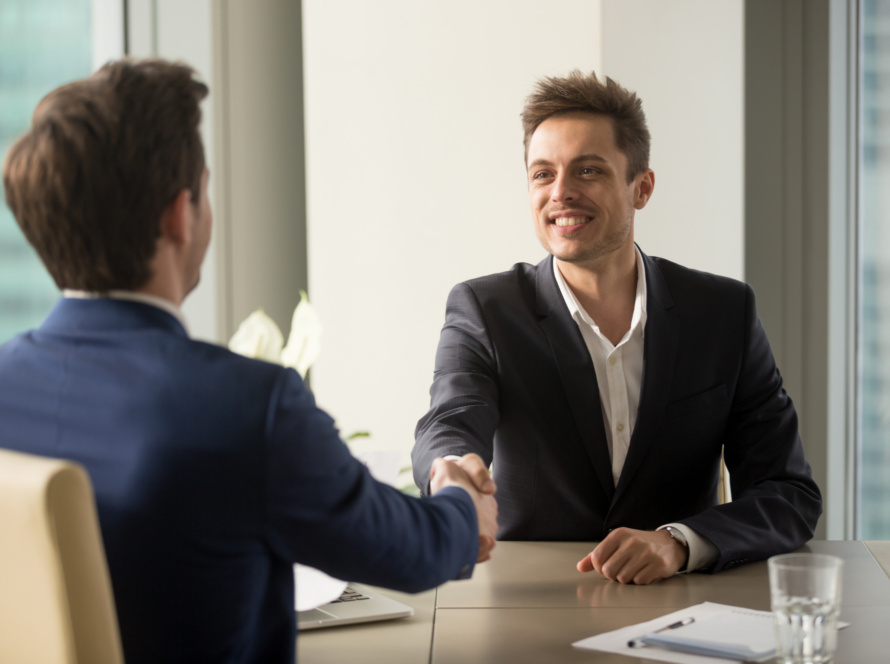 Relatiebeheerder in adviesgesprek met een ondernemer aan tafel op kantoor